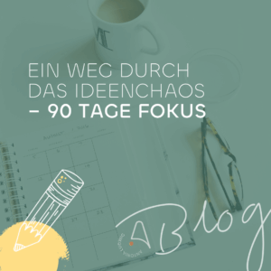 Notizbuch mit Monatskalender, Kaffeetasse und Brille auf einem Schreibtisch – Text: „Ein Weg durch das Ideenchaos – 90 Tage Fokus“