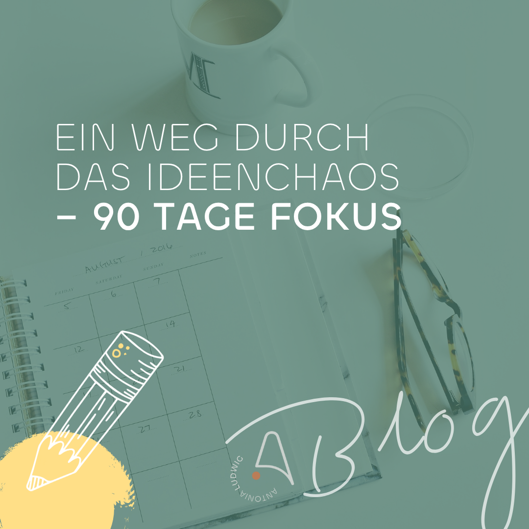 Notizbuch mit Monatskalender, Kaffeetasse und Brille auf einem Schreibtisch – Text: „Ein Weg durch das Ideenchaos – 90 Tage Fokus“