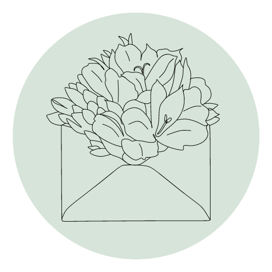 Line Art Illustration eines Briefes aus dem Blumen sprießen auf hellgrünem Kreis