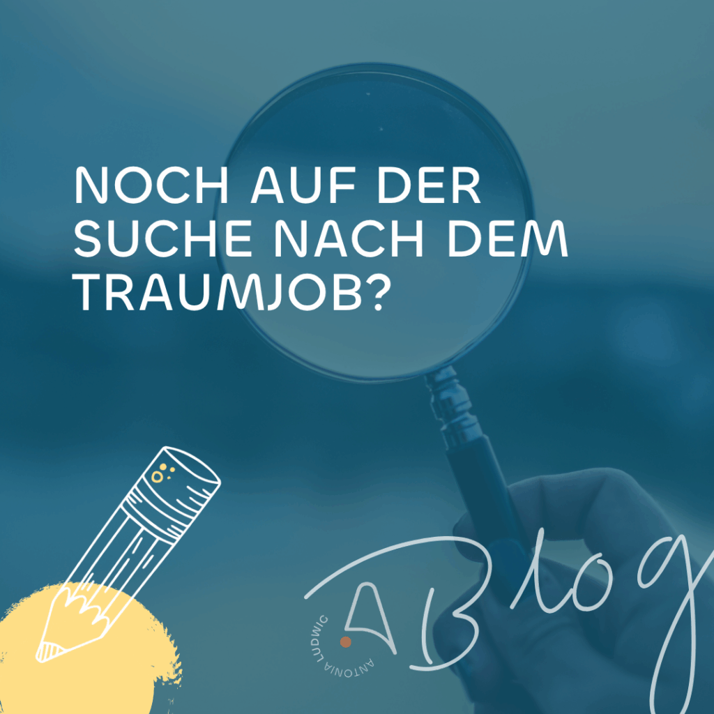 Nahaufnahme einer Hand mit Lupe – Symbol für die Suche nach dem Traumjob.