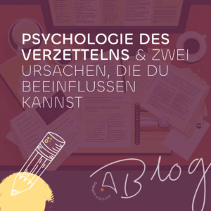 Beitragsbild mit Text: „Psychologie des Verzettelns & zwei Ursachen, die du beeinflussen kannst“ – über einem chaotischen Schreibtisch mit offenen Büchern, Notizen und Kaffeetasse.
