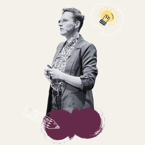 Antonia Ludwig bei einer Keynote – nachdenklich sprechend, mit Illustrationen zu Ideenfindung und Kreativität im Hintergrund.