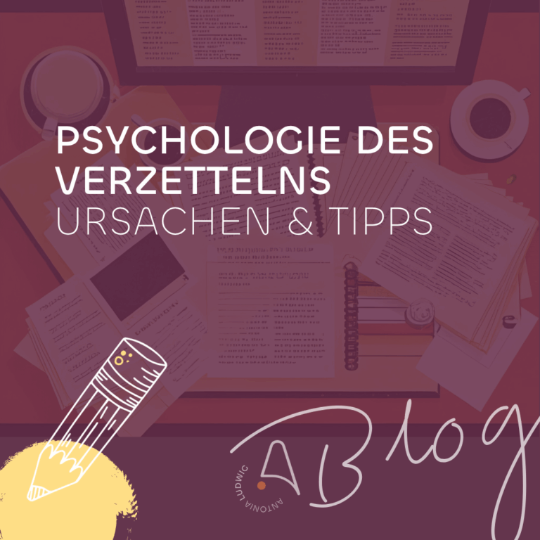 Beitragsbild zum Blogartikel: „Psychologie des Verzettelns – Ursachen & Tipps“ mit Schreibunterlagen, Laptop und Kaffee auf einem Schreibtisch.