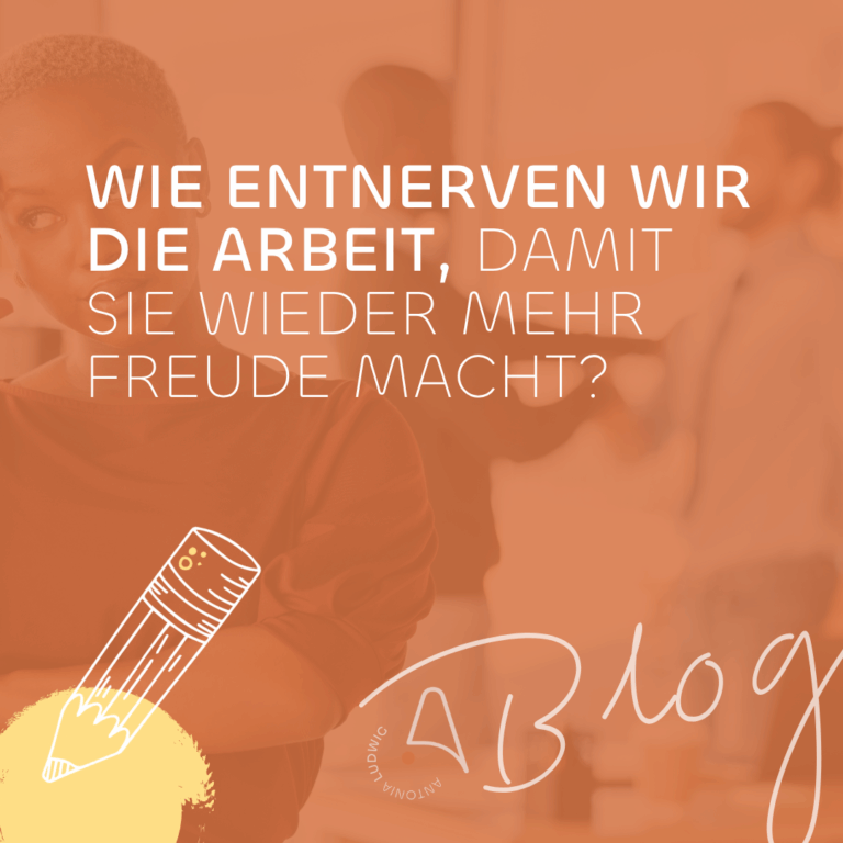 Eine nachdenkliche Frau steht in einem Büro, im Hintergrund sind Kolleg*innen im Gespräch. Auf dem Bild steht der Text: „Wie entnerven wir die Arbeit, damit sie wieder mehr Freude macht?“ Das Bild ist in einem warmen Orangeton gehalten. Unten links ist eine gezeichnete Bleistiftgrafik zu sehen, daneben das handschriftliche Wort „Blog“ und das Logo von Antonia Ludwig.