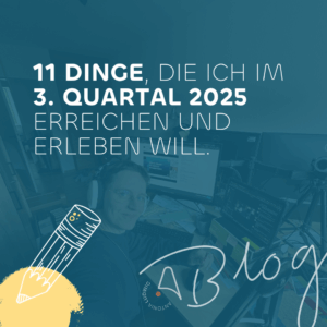 Titelgrafik des Blogartikels ‚11 Dinge, die ich im 3. Quartal 2025 erreichen und erleben will‘ mit Antonia Ludwig am Schreibtisch vor zwei Monitoren.