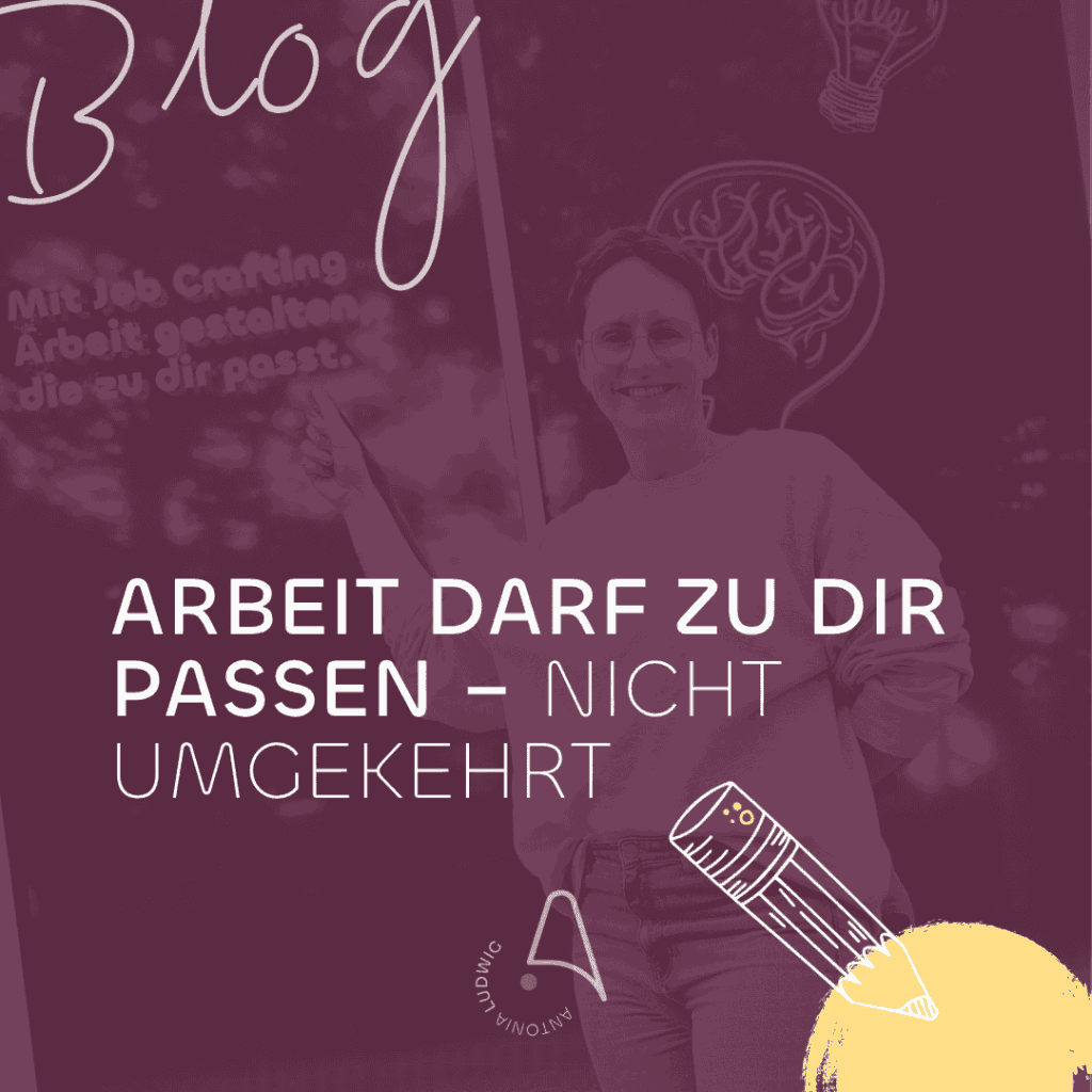 Antonia Ludwig zeigt auf die Aufschrift ‚Mit Job Crafting Arbeit gestalten, die zu dir passt‘ – Titel: Arbeit darf zu dir passen, nicht umgekehrt.