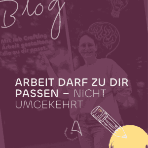 Antonia Ludwig zeigt auf die Aufschrift ‚Mit Job Crafting Arbeit gestalten, die zu dir passt‘ – Titel: Arbeit darf zu dir passen, nicht umgekehrt.