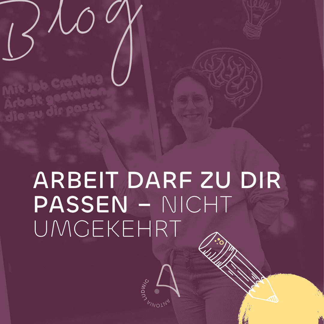Antonia Ludwig zeigt auf die Aufschrift ‚Mit Job Crafting Arbeit gestalten, die zu dir passt‘ – Titel: Arbeit darf zu dir passen, nicht umgekehrt.