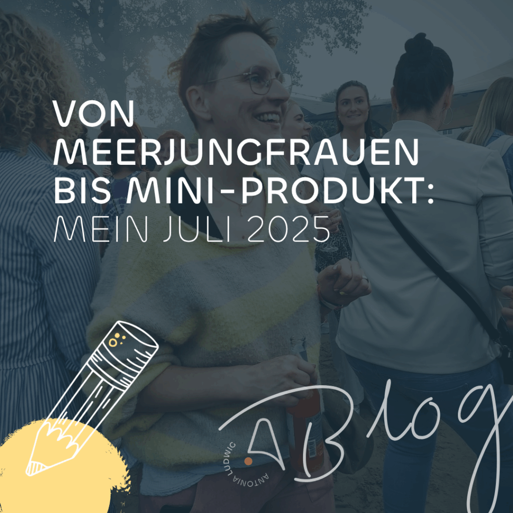 Frau auf Sommerfest, lächelnd im Gespräch mit anderen – Monatsrückblick Juli 2025 mit DIY-Projekten, Business-Updates und Mini-Produkt.