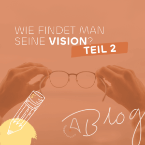 Grafik mit der Aufschrift „Wie findet man seine Vision? Teil 2“, im Hintergrund hält eine Person eine Brille in beiden Händen.