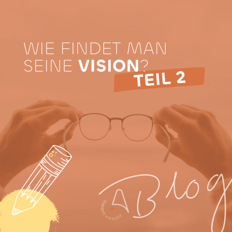 Grafik mit der Aufschrift „Wie findet man seine Vision? Teil 2“, im Hintergrund hält eine Person eine Brille in beiden Händen.