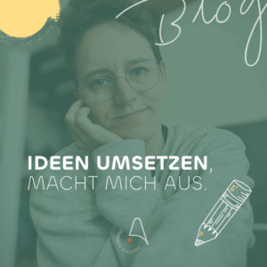 Porträt einer nachdenklich blickenden Person mit Brille und grauem Pullover, die den Kopf auf die Hand stützt. Überlagert ist der Text „Ideen umsetzen, macht mich aus.“ Dazu ein gezeichneter Bleistift, gelber Farbklecks und das Logo von Antonia Ludwig.