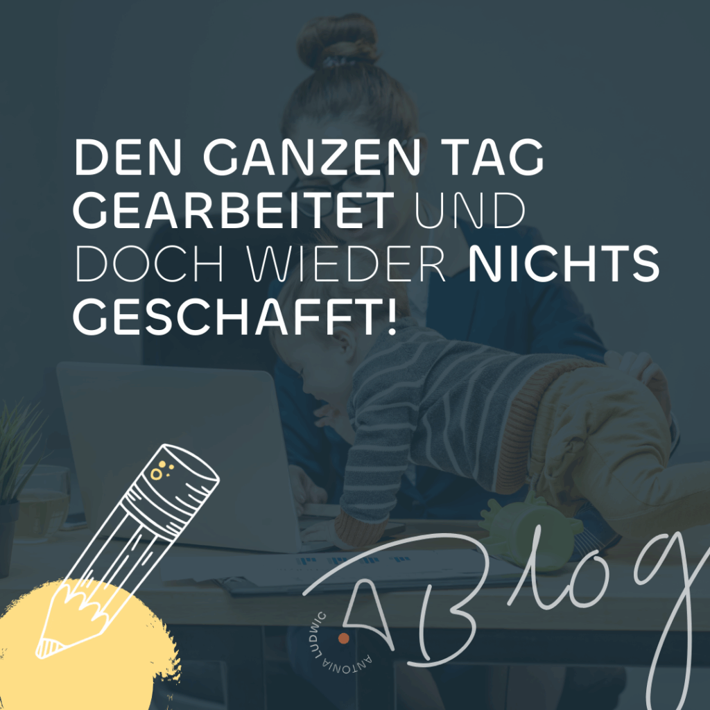 Frau arbeitet am Laptop, während ein Kind auf dem Schreibtisch klettert – Symbol für ständige Ablenkung im Homeoffice und das Gefühl, nichts geschafft zu haben. Text: Den ganzen Tag gearbeitet und doch wieder nichts geschafft!