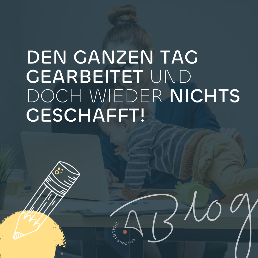 Frau arbeitet am Laptop, während ein Kind auf dem Schreibtisch klettert – Symbol für ständige Ablenkung im Homeoffice und das Gefühl, nichts geschafft zu haben. Text: Den ganzen Tag gearbeitet und doch wieder nichts geschafft!