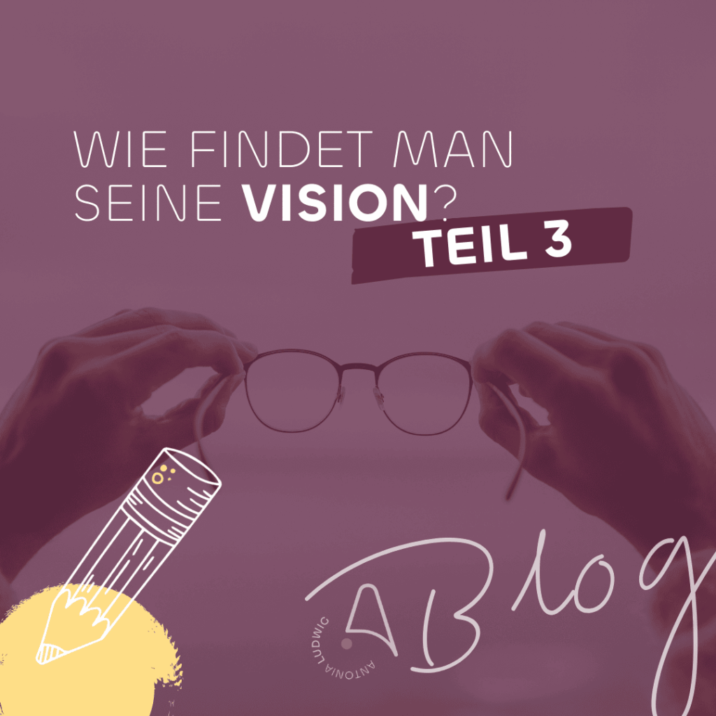 Zwei Hände halten eine Brille vor einem unscharfen Hintergrund. Text auf dem Bild: „Wie findet man seine Vision? Teil 3“.