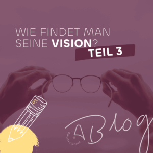 Zwei Hände halten eine Brille vor einem unscharfen Hintergrund. Text auf dem Bild: „Wie findet man seine Vision? Teil 3“.