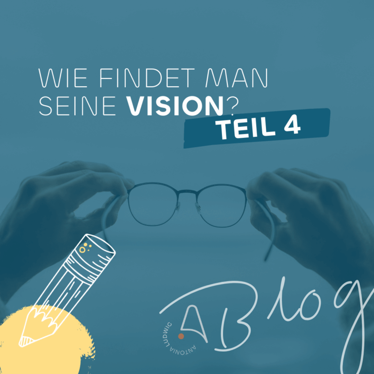 Zwei Hände halten eine Brille vor blauem Hintergrund. Text auf dem Bild: ‚Wie findet man seine Vision? Teil 4‘. Illustration eines Bleistifts und Schriftzug ‚AB Blog – Antonia Ludwig‘.
