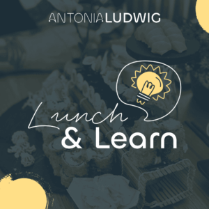 Grafik mit dem Text „Lunch & Learn“ und einer gelben Glühbirne in einer Sprechblase – Symbol für Inspiration während der Mittagspause.