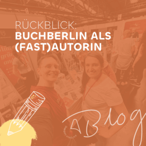 Grafik mit dem Text ‚Rückblick: BuchBerlin als (Fast)Autorin‘. Im Hintergrund ist ein Foto vom Mompreneurs-Stand auf der BuchBerlin mit lachenden Ausstellerinnen zu sehen. Darauf der Schriftzug ‚AB Blog – Antonia Ludwig‘ und eine Illustration eines Bleistifts.