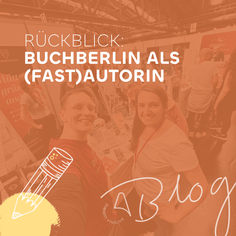 Grafik mit dem Text ‚Rückblick: BuchBerlin als (Fast)Autorin‘. Im Hintergrund ist ein Foto vom Mompreneurs-Stand auf der BuchBerlin mit lachenden Ausstellerinnen zu sehen. Darauf der Schriftzug ‚AB Blog – Antonia Ludwig‘ und eine Illustration eines Bleistifts.