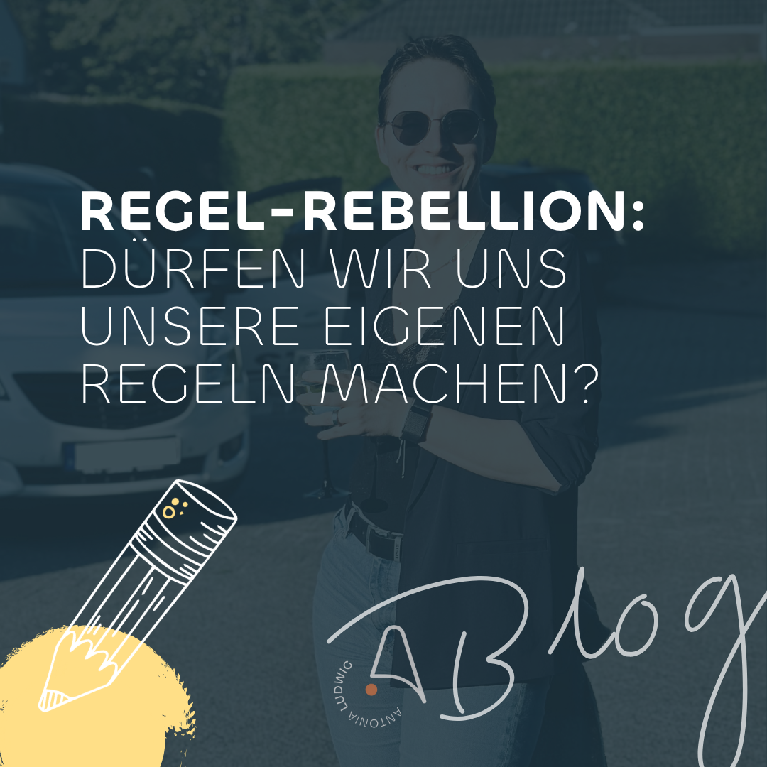 Quadratisches Blogbild mit dem Titel ‚Regel-Rebellion: Dürfen wir uns unsere eigenen Regeln machen?‘ vor einem abgedunkelten Foto einer Person, die draußen mit Sonnenbrille steht und ein Getränk hält. Unten links Illustration eines Bleistifts, unten rechts handschriftliches ‚Blog‘-Element.