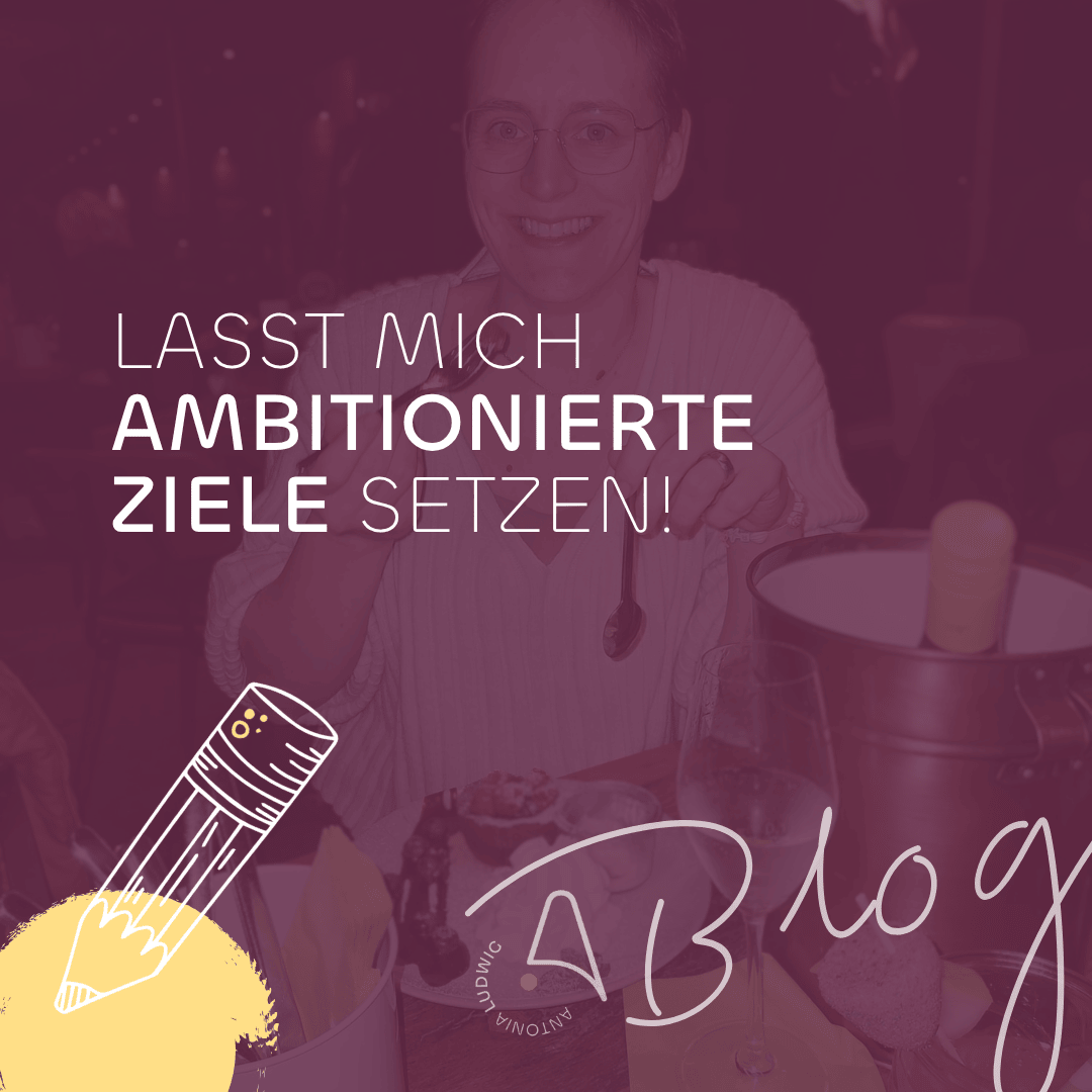 Antonia Ludwig lächelt bei einem gemütlichen Abendessen und hebt den Löffel, während der Text „Lasst mich ambitionierte Ziele setzen!“ eingeblendet ist – Symbolbild für ihren Blogartikel über gesunde Produktivität und den Mut zu großen Zielen.