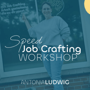 Grafik zum Speed Job Crafting Workshop: Eine Person steht lächelnd vor einem Fenster, zeigt nach oben und trägt ein graues Sweatshirt. Im Hintergrund ist ein gezeichnetes Gehirn-Symbol zu sehen. Über dem Bild steht der Schriftzug ‚Speed Job Crafting Workshop‘ sowie das Logo ‚Antonia Ludwig‘.