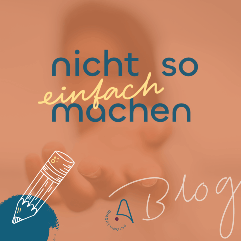 Quadratisches Beitragsbild mit dem Schriftzug ‚nicht so einfach machen‘ in blauen und gelben Buchstaben. Der Hintergrund zeigt unscharf eine Hand, die nach vorne greift. Unten links eine gezeichnete Bleistift-Illustration, unten rechts das Wort ‚Blog‘ in Handschrift sowie das Logo von Antonia Ludwig.