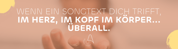 Horizontales Bannerbild mit dem Text: ‚Wenn ein Songtext dich trifft, im Herz, im Kopf, im Körper… überall.‘ Der Hintergrund zeigt unscharf eine ausgestreckte Hand in warmen, beige-roten Tönen. Links und rechts kleine gelbe Farbelemente sowie das Logo von Antonia Ludwig.