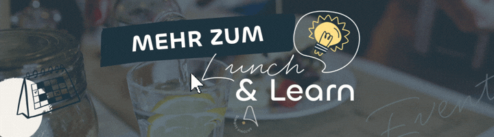 Banner mit der Aufschrift „Mehr zum Lunch & Learn“, Glühbirnen-Icon und Tischszene im Hintergrund.