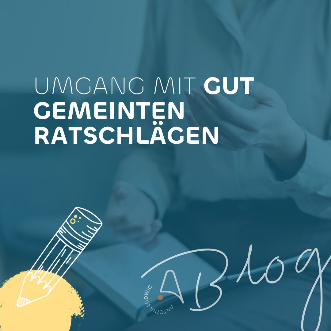 Beitragsbild zum Blogartikel „Umgang mit gut gemeinten Ratschlägen" von Antonia Ludwig – Person mit gestikulierenden Händen über einem Buch, blauer Farbüberlagerung, illustrierter Bleistift mit gelbem Farbklecks und Antonia-Ludwig-Logo.