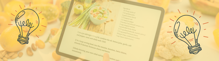 Dekoratives Banner mit einem Tablet, auf dem ein Rezept angezeigt wird, umgeben von frischen Zutaten und zwei illustrierten Glühbirnen auf gelbem Hintergrund.