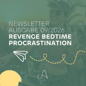 Newsletter-Titelbild Ausgabe 09/2026 'Revenge Bedtime Procrastination' mit Papierflieger-Icon und Antonia-Ludwig-Logo, Hintergrundfoto einer lachenden Frau (Antonia Ludwig) mit Cap und Sonnenbrille an einem DJ-Pult
