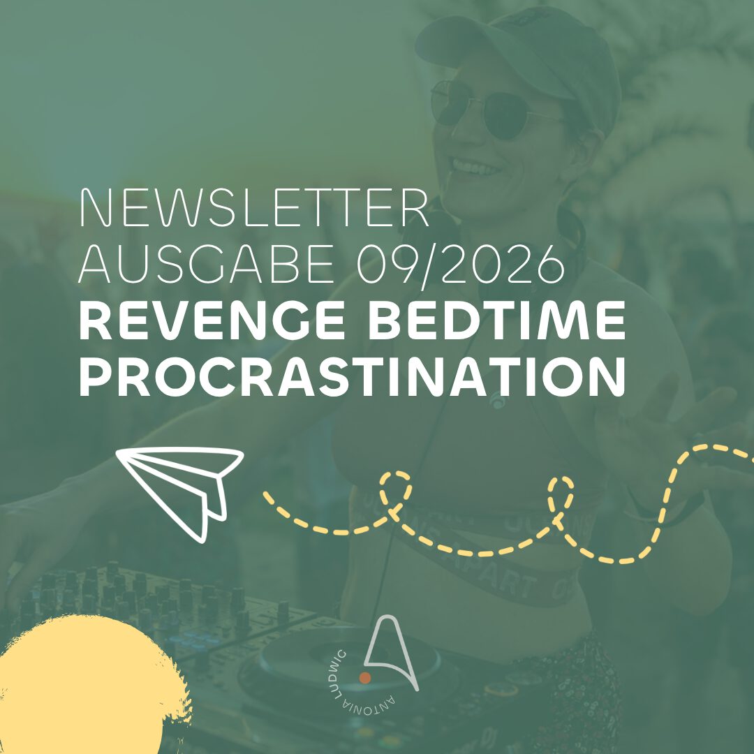 Newsletter-Titelbild Ausgabe 09/2026 'Revenge Bedtime Procrastination' mit Papierflieger-Icon und Antonia-Ludwig-Logo, Hintergrundfoto einer lachenden Frau (Antonia Ludwig) mit Cap und Sonnenbrille an einem DJ-Pult
