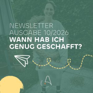 Newsletter-Titelbild Ausgabe 10/2026 'Wann hab ich genug geschafft?' – Antonia Ludwig im Garten mit Gartenabfällen, Papierflieger-Icon, Blogbeitrag zu Selbstoptimierung und Leistungsdruck