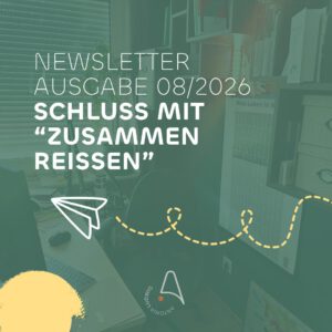 Newsletter-Titelbild Ausgabe 08/2026 'Schluss mit Zusammenreißen' – Homeoffice-Schreibtisch mit Mikrofon, Bildschirm und Bücherregal im Hintergrund, Papierflieger-Icon, Blogbeitrag zu Selbstoptimierung und mentaler Gesundheit