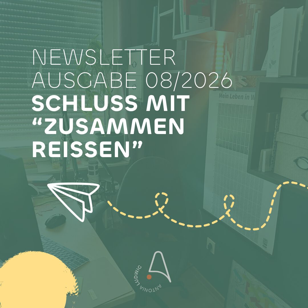 Newsletter-Titelbild Ausgabe 08/2026 'Schluss mit Zusammenreißen' – Homeoffice-Schreibtisch mit Mikrofon, Bildschirm und Bücherregal im Hintergrund, Papierflieger-Icon, Blogbeitrag zu Selbstoptimierung und mentaler Gesundheit