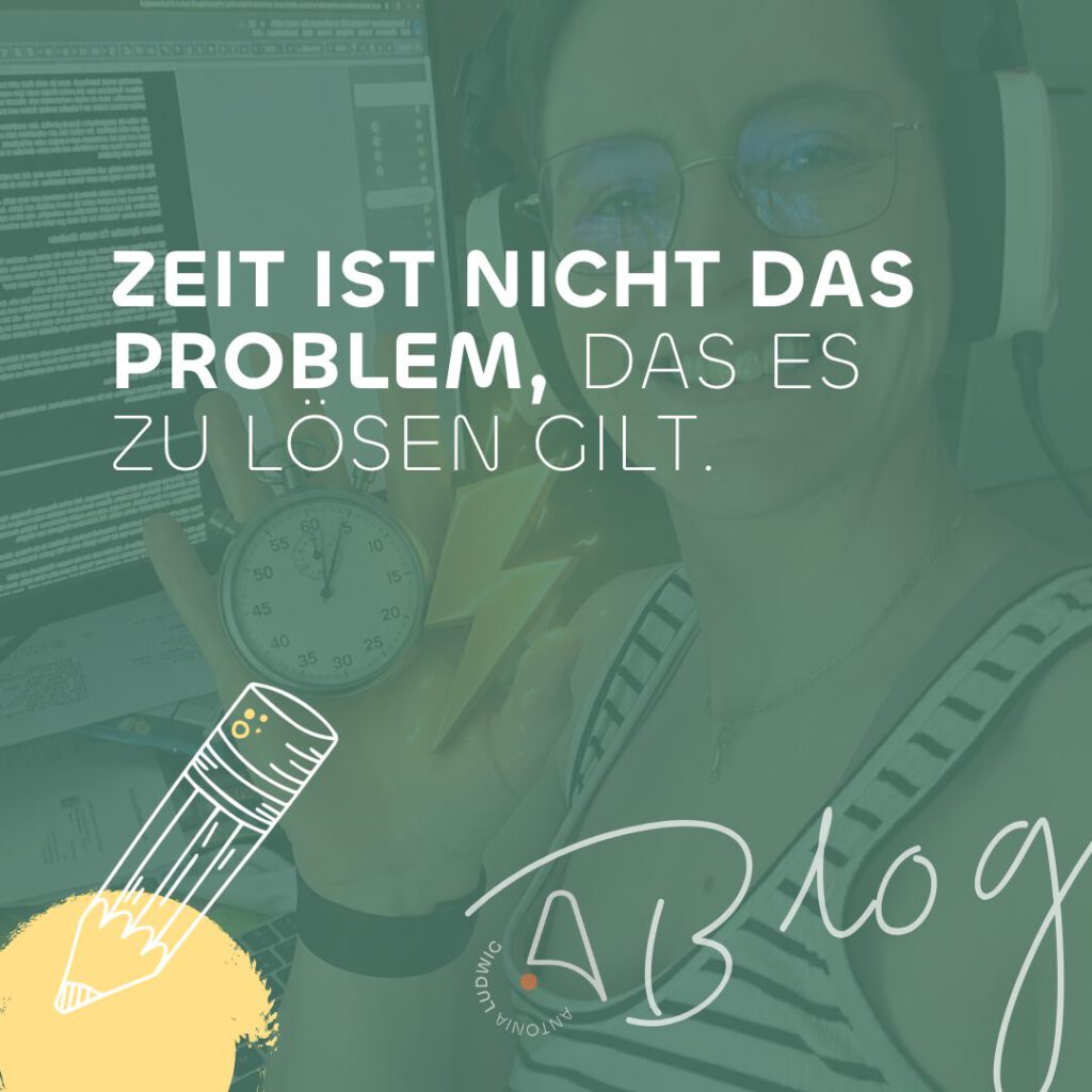 Eine lächelnde Person (Antonia Ludwig) sitzt an einem Schreibtisch vor einem Computerbildschirm in einem Homeoffice. Sie blickt direkt in die Kamera und hält ihre geöffnete Hand nach vorne. In ihrer Hand befinden sich ein klassischer Stoppuhr-Timer sowie ein leuchtender gelber Blitz.