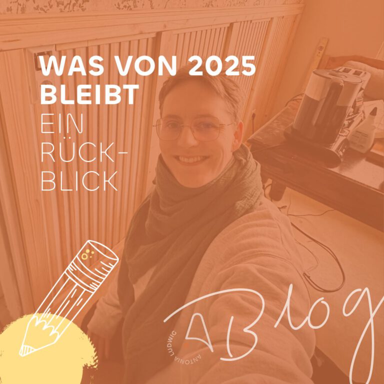 Beitragsbild zum Blogartikel 'Was von 2025 bleibt – Ein Rückblick': Selfie vor einer Holzvertäfelung, Bildüberschrift in Weiß, orange-braun eingefärbt, mit gezeichnetem Bleistift-Icon und dem Schriftzug 'Antonia Ludwig Blog'.