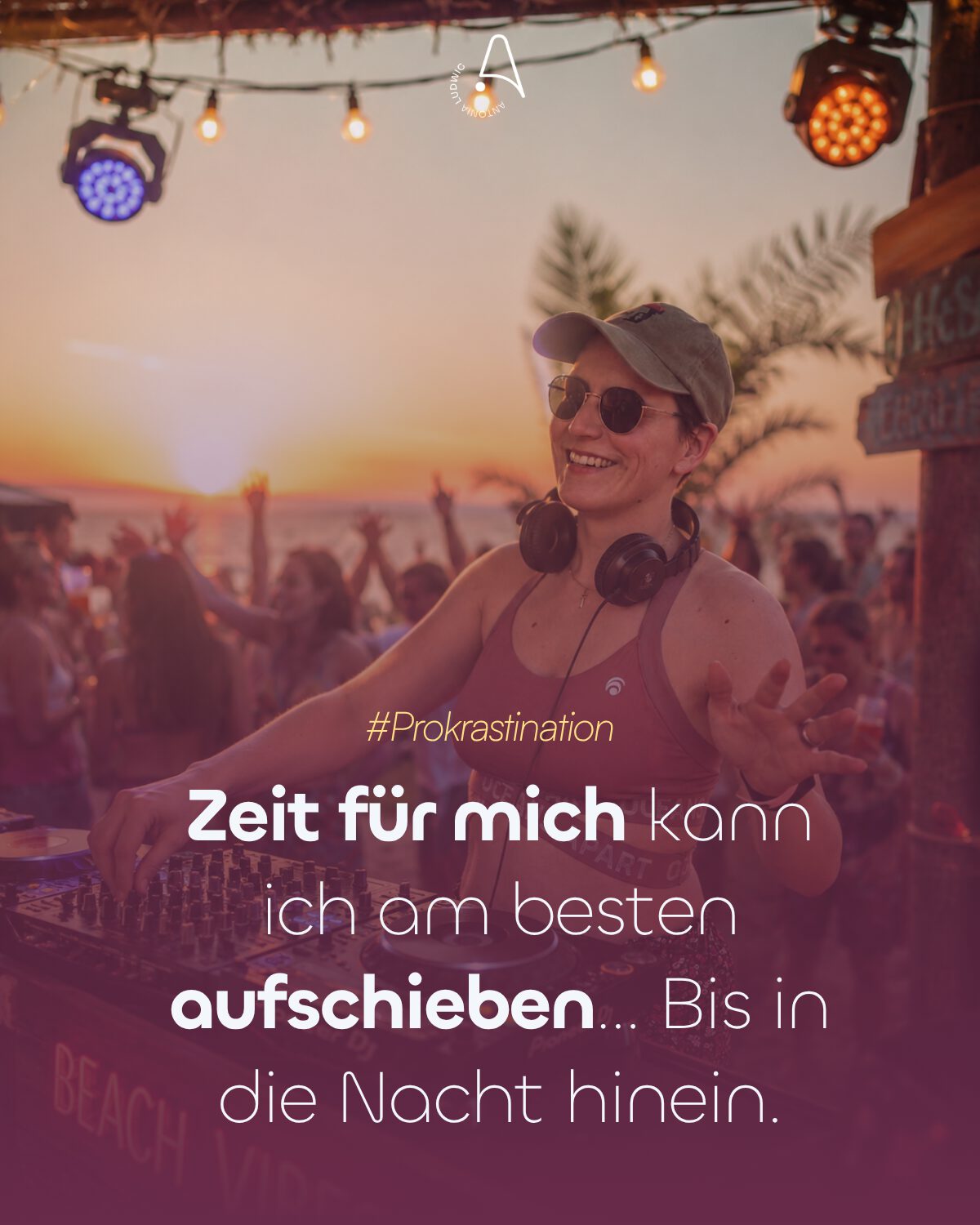 KI-generiertes Bild: Antonia Ludwig mit Sonnenbrille und Cap steht lachend hinter einem DJ-Pult bei Sonnenuntergang am Strand, Kopfhörer um den Hals, Menschen im Hintergrund. Text im Bild: #Prokrastination – Zeit für mich kann ich am besten aufschieben… Bis in die Nacht hinein.